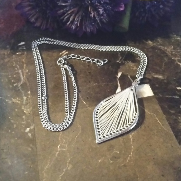 Silver tone Necklace with Threaded Pendant​​ - Picture 2 of 2